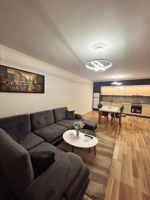 Art'S Apartment Тирана Екстер'єр фото